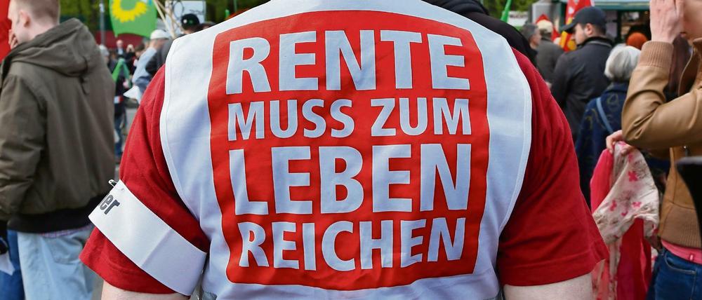 Ein Demonstrant bei einer Gewerkschaftskundgebung in Berlin.