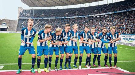 Neun Männer und ein Baby. Hertha BSC feiert den doppelten Torschützen Vedad Ibisevic – und die Geburt von dessen Tochter.