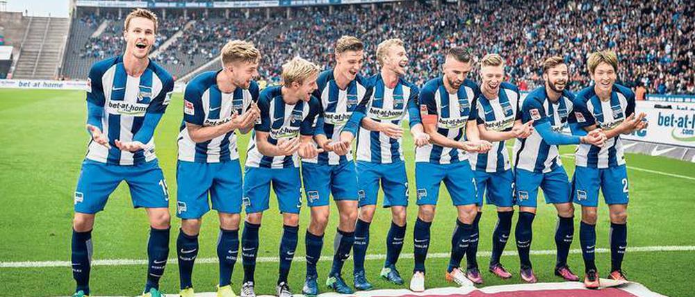 Neun Männer und ein Baby. Hertha BSC feiert den doppelten Torschützen Vedad Ibisevic – und die Geburt von dessen Tochter.