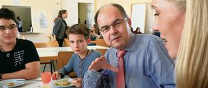 Bundesernährungsminister Christian Schmidt (CSU) und die neue Leiterin des Nationalen Qualitätszentrums für Ernährung in Kita und Schule, Dr. Anke Oepping (re.).