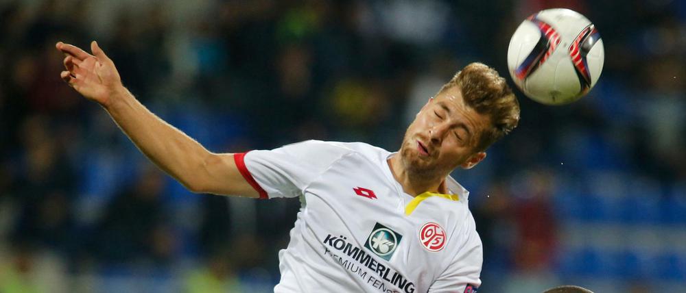 Obenauf: Der Mainzer Alexander Hack im Luftkampf mit Bagaliy Dabo von FK Qäbälä
