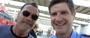 Nachdem ihn die Polizei beim Radfahren im Münchner Hauptbahnhof stoppte, tat der Schauspieler Arnold Schwarzenegger mit einem Selfie mit der Polizei Buße.  
