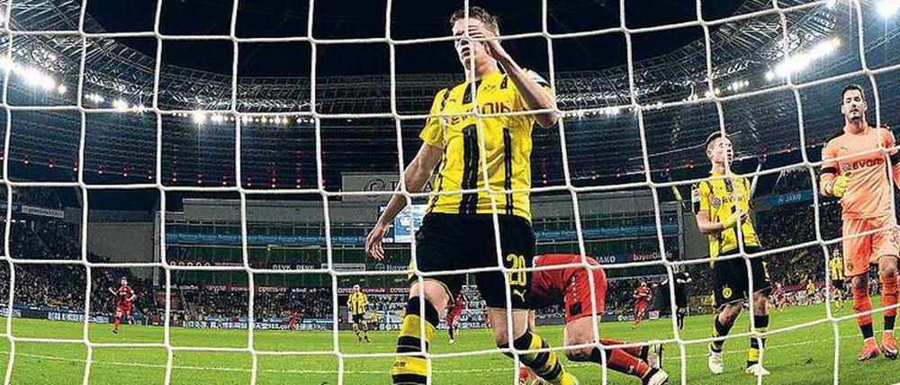 Und der ist auch noch drin. Dortmunds Matthias Ginter steht geschlagen im Tor, Hernandez hat das 2:0 für Bayer erzielt.