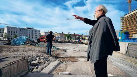Da geht’s lang – und hier gehört es hin: Wolfgang Thierse, Bundestagspräsident a. D., auf dem Sockel des Freiheits- und Einheitsdenkmals. 