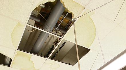 Feuchtigkeitsschäden und herabgefallene Deckenplatten im Fichtenberg-Gymnasium.