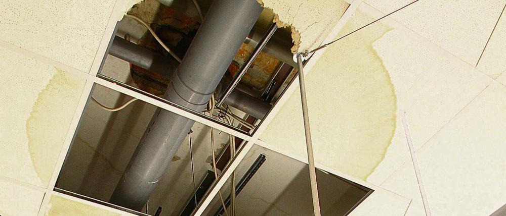 Feuchtigkeitsschäden und herabgefallene Deckenplatten im Fichtenberg-Gymnasium.