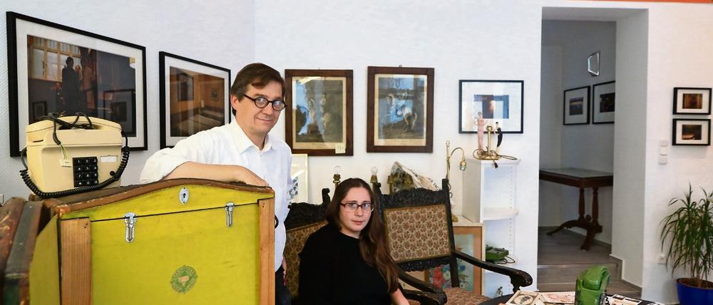 Joachim Rissmann, ehemaliger Eigentümer des Hotels Bogota, und Ausstellungsveranstalterin Ekaterina Inashivili mit Ausstellungstücken beim Inventarverkauf der verbliebenen Dinge des ehemaligen "Hotel Bogota".