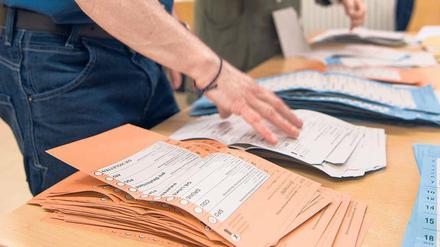 Zettel und Wirtschaft. Im knappsten Wahlkreis Berlins könnte noch einmal alles ganz anders kommen.