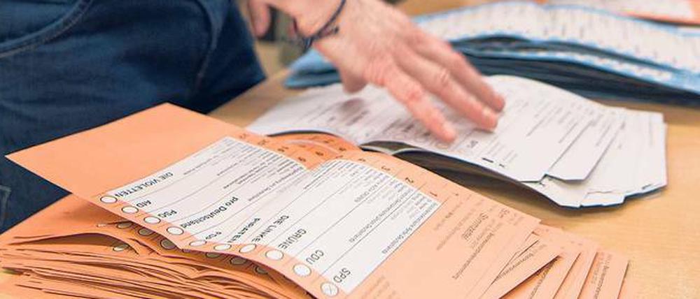 Zettel und Wirtschaft. Im knappsten Wahlkreis Berlins könnte noch einmal alles ganz anders kommen.