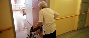 Nicht jeder kann die Kosten fürs Pflegeheim im Alter tragen. Dann müssen die Kommunen einspringen.