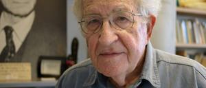 Geist und Grammatik. Im Zentrum des Streits um die Entstehung der Sprache steht der Linguist Noam Chomsky vom Massachusetts Institute of Technology in Cambridge, USA.