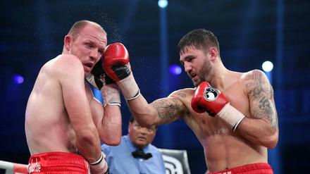 Jürgen Brähmer (l.) musste gegen Nathan Cleverly viel einstecken.