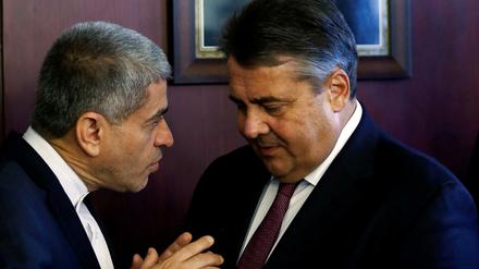 Auf heikler Mission: Wirtschaftsminister Sigmar Gabriel und sein iranischer Kollege Ali Tayebnia in Teheran.