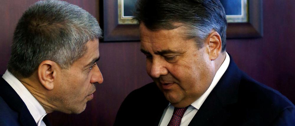 Auf heikler Mission: Wirtschaftsminister Sigmar Gabriel und sein iranischer Kollege Ali Tayebnia in Teheran.