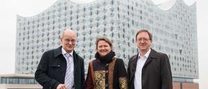 Andrea Zietzschmann (M.) im April 2016 vor der Hamburger Elbphilharmonie mit Joachim Knuth (l.), NDR-Programmdirektor Hörfunk, und Achim Dobschall, Leitung Redaktion und Management des NDR Elbphilharmonie Orchesters.