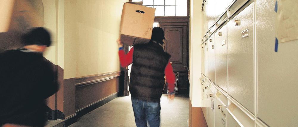 Umziehen für den Job. Dann haben Mitarbeiter ein Recht auf Dienstbefreiung.