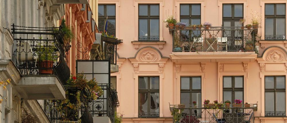 Viele Wohnungen in Berlin werden teurer angeboten, als die Mietpreisbremse es zulässt. Das Amtsgericht Neukölln entschied nun zugunsten eines Mieters
