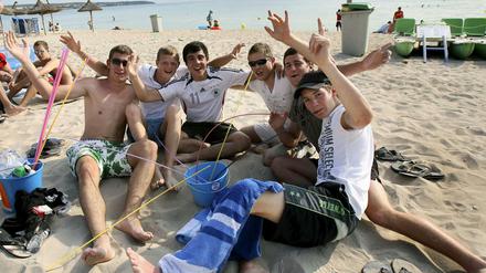 Deutsche Touristen beim Versuch, ihr Sprachvermögen zu schulen.