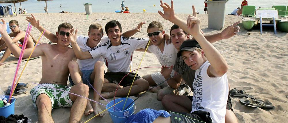 Deutsche Touristen beim Versuch, ihr Sprachvermögen zu schulen.