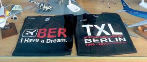 Damals lachten die Passanten noch. Dieses Foto nahmen wir 2013 auf. Da lagen diese zwei Shirts im Schaufenster des „Aviation Centers“ an der Kantstraße.