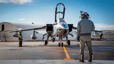 Ein Pilot und ein Techniker arbeiten in Incirlik an einem Recce-Tornado der Luftwaffe der Bundeswehr.