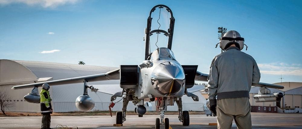 Ein Pilot und ein Techniker arbeiten in Incirlik an einem Recce-Tornado der Luftwaffe der Bundeswehr.