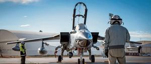 Ein Pilot und ein Techniker arbeiten in Incirlik an einem Recce-Tornado der Luftwaffe der Bundeswehr.