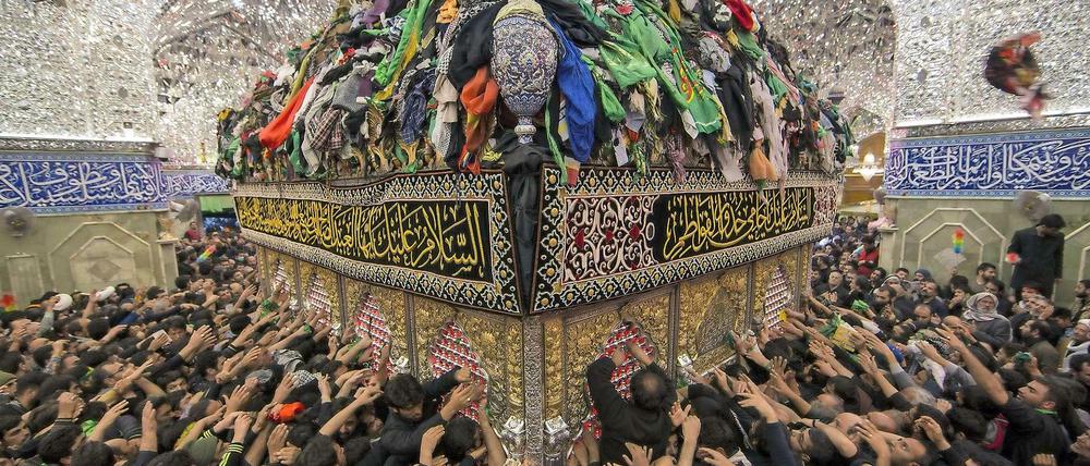 Heiligtum. Das Grab von Abbas Ibn Ali ist einer von zwei wichtigen Schreinen in Kerbela, die die Menschen während der Wallfahrt besuchen.