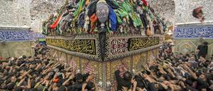 Heiligtum. Das Grab von Abbas Ibn Ali ist einer von zwei wichtigen Schreinen in Kerbela, die die Menschen während der Wallfahrt besuchen.