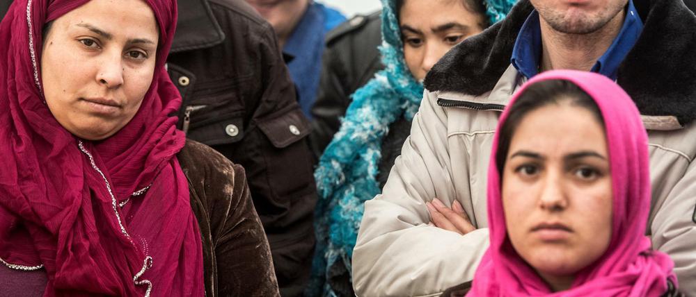 Frauen und Männer aus Afghanistan und Pakistan warten in einer Flüchtlingsunterkunft des Landes Hessen in Limburg. 