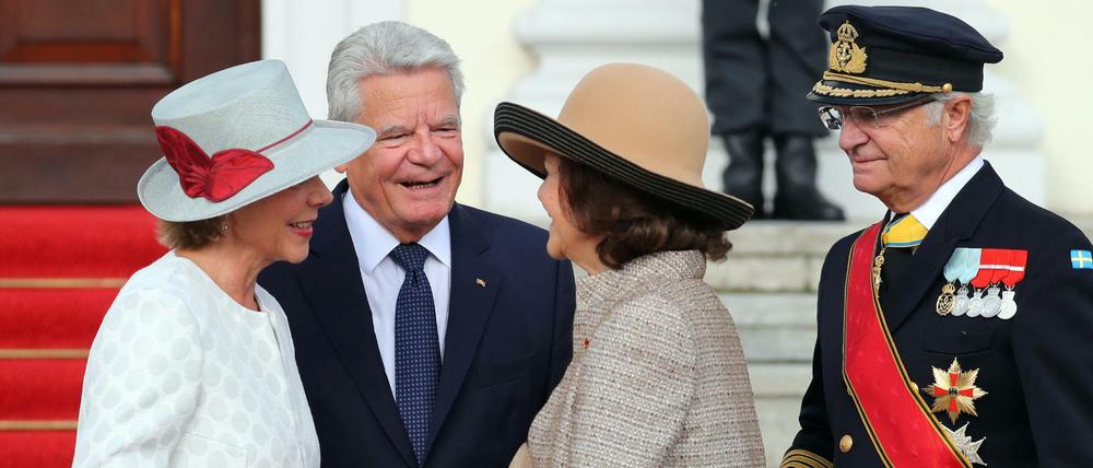 König Carl Gustaf und Königin Silvia von Schweden wurden am Vormittag von Bundespräsident Joachim Gauck und seiner Lebensgefährtin Daniela Schadt vor Schloss Bellevue empfangen.