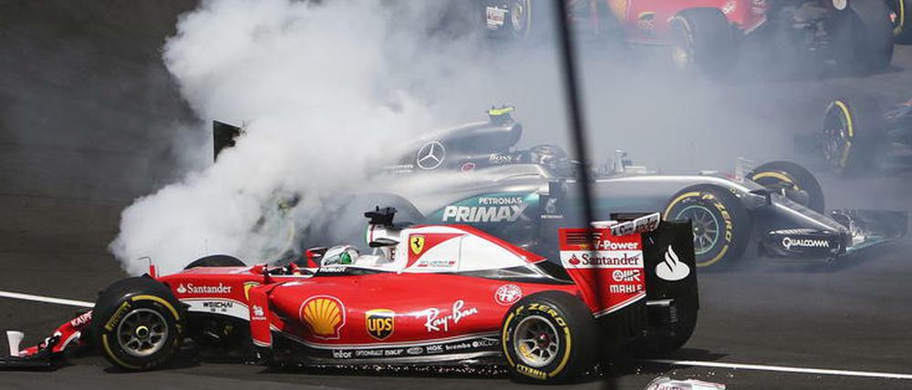 Crash in er ersten Kurve. Vettel im Ferrari rammt Rosberg, der immerhin noch weiterfahren kann und am Ende Dritter wird.