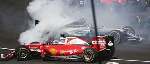 Crash in er ersten Kurve. Vettel im Ferrari rammt Rosberg, der immerhin noch weiterfahren kann und am Ende Dritter wird.