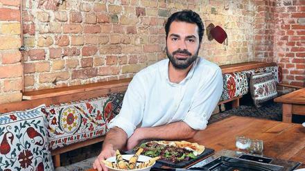 Kebab mit Cinemascope. Cem Tanriverdi vom Restaurant "Fes turkish BBQ" will dem Kebab gern wieder ein besseres Image verleihen. 