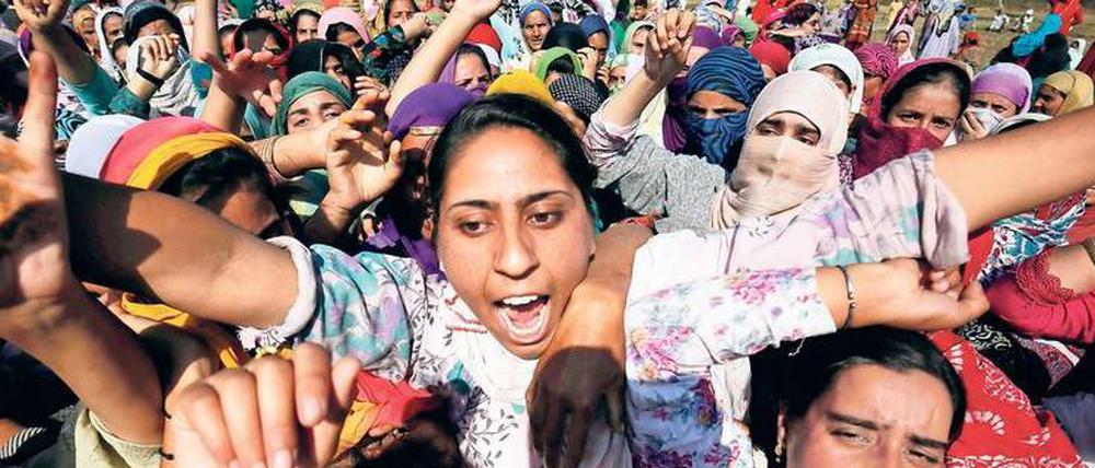Alles in Bewegung. Wütende Muslime protestieren auf beiden Seiten der Grenze in Kaschmir, seit im Juli ein pro-pakistanischer Rebell starb.