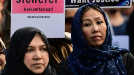 Vor dem Tagungsort demonstrierten Mitglieder der afghanischen Minderheit Hazara.