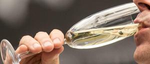 Zum Wohle! Aber reich sein, heißt nicht nur Sekt schlürfen. Der Reichtum will verwaltet und vermehrt werden.