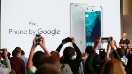 Das neue Google-Smartphone Pixel gibt es in zwei Größen. Mit 5,5-Zoll-Bildschirm und 128 Gigabyte Speicher kostet es 1009 Euro.