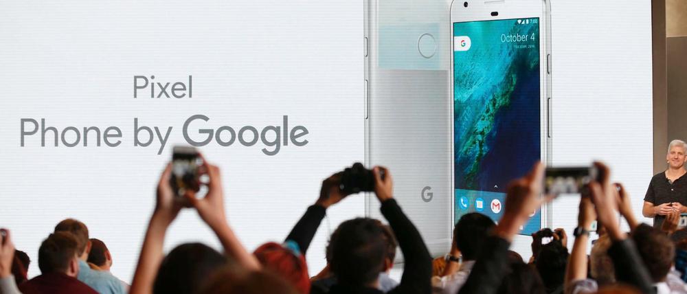 Das neue Google-Smartphone Pixel gibt es in zwei Größen. Mit 5,5-Zoll-Bildschirm und 128 Gigabyte Speicher kostet es 1009 Euro.