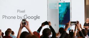 Das neue Google-Smartphone Pixel gibt es in zwei Größen. Mit 5,5-Zoll-Bildschirm und 128 Gigabyte Speicher kostet es 1009 Euro. 
