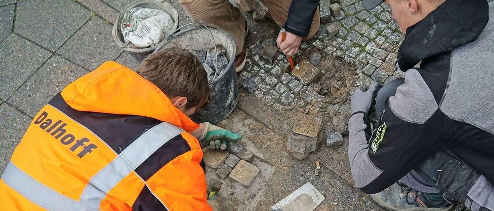 Auszubildende des Lehrbauhofs Berlin versetzten die Gedenksteine um einige Zentimeter auf den öffentlichen Gehweg.