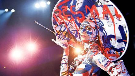 Angerichtet. Die Kostüme des französischen Designers Jean-Paul Gaultier sind das Highlight der neuen Show „The One“ im Friedrichstadt-Palast.