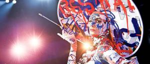 Angerichtet. Die Kostüme des französischen Designers Jean-Paul Gaultier sind das Highlight der neuen Show „The One“ im Friedrichstadt-Palast.
