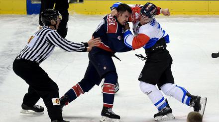 Der für die Eisbären spielende Spencer Machacek (l) und der für Zug spielende Johann Morant schlagen sich nach dem Ende des zweiten Drittels. 