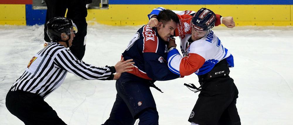 Der für die Eisbären spielende Spencer Machacek (l) und der für Zug spielende Johann Morant schlagen sich nach dem Ende des zweiten Drittels. 