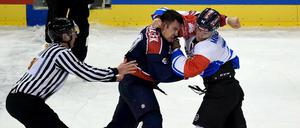 Der für die Eisbären spielende Spencer Machacek (l) und der für Zug spielende Johann Morant schlagen sich nach dem Ende des zweiten Drittels. 