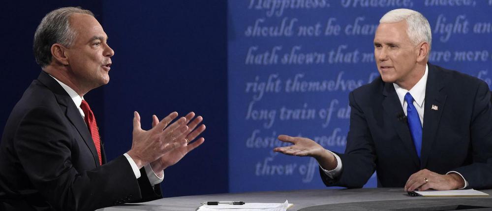 Clintons "Running Mate" Tim Kaine (links) und Trumps Partner Mike Pence lieferten sich einen harten Schlagabtausch.