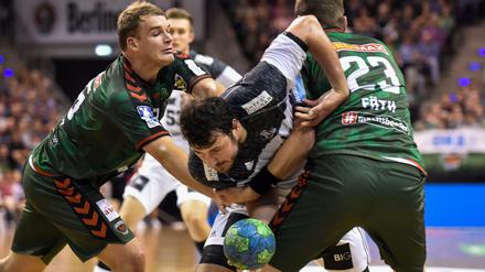 Die Defensivleistung der Füchse (Szene mit Paul Drux, links, und Steffen Fäth) stimmte gegen Kiel. Nur vorn lief fast nichts zusammen. 