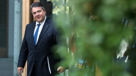 SPD-Chef Sigmar Gabriel solle in der Frage um die Kanzlerkandidatur durch Debatten in der eigenen Partei nicht beschädigt werden, warnt SPD-Vize Axel Schäfer. 