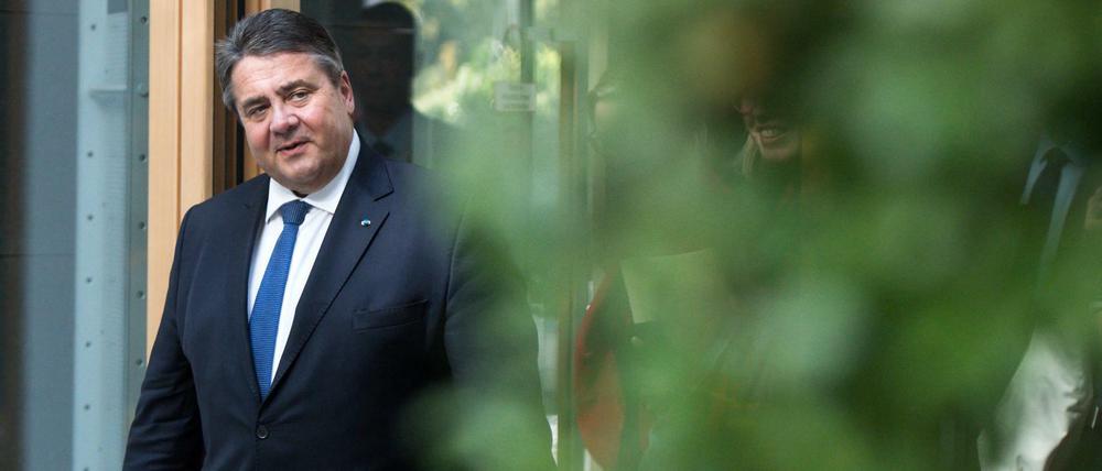 SPD-Chef Sigmar Gabriel solle in der Frage um die Kanzlerkandidatur durch Debatten in der eigenen Partei nicht beschädigt werden, warnt SPD-Vize Axel Schäfer.